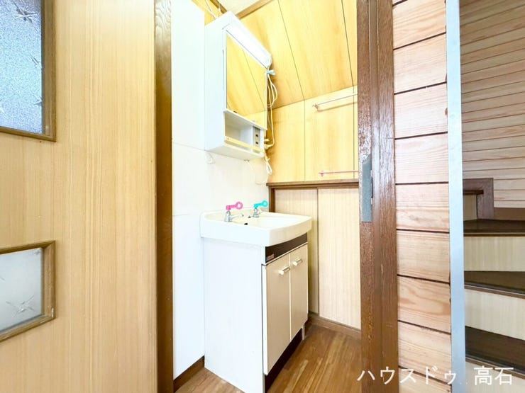 【毎日の身支度を快適に】鏡&照明付きのクリーンな洗面化粧台をしっかり完備!