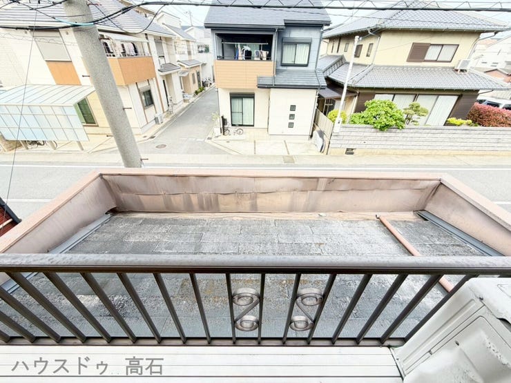 広い前面道路に面した日当たり良好なバルコニー。