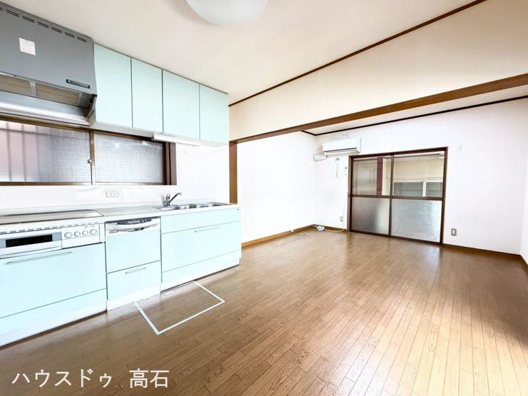 お料理中も家族の気配を感じられる、温かみあふれる広々DK空間。