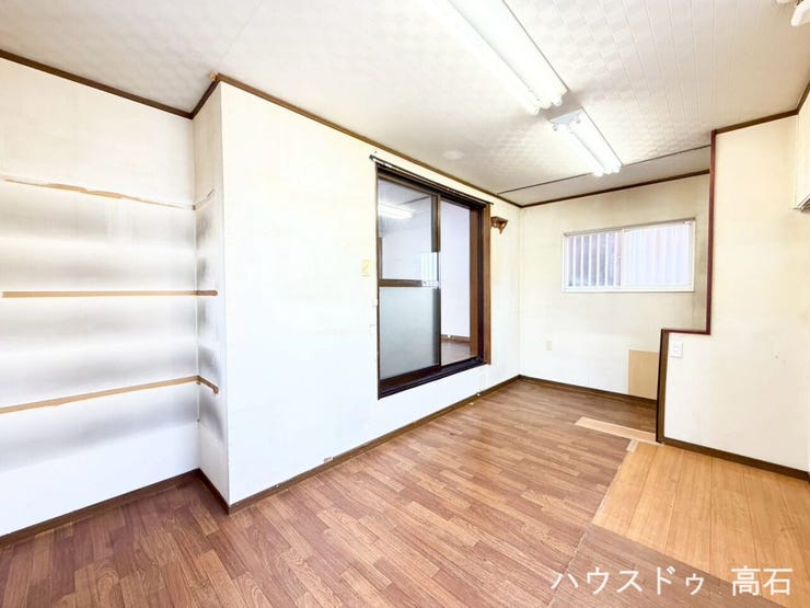 白い外壁店舗部分。