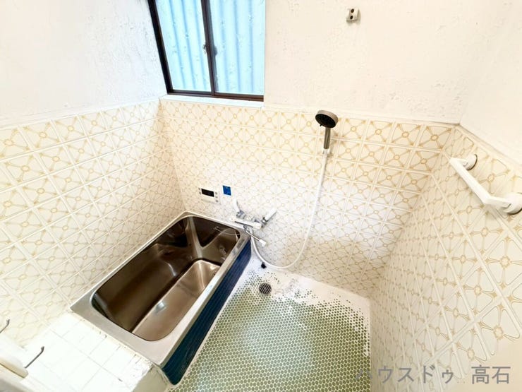 大きな窓から自然光が入る明るい浴室。