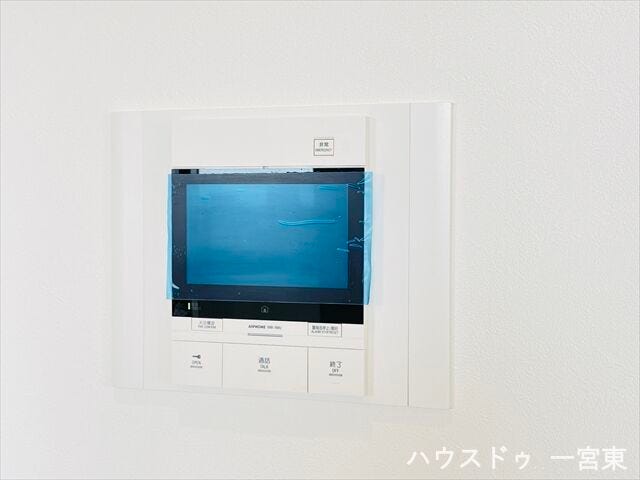 【モニター付きインターホン】訪問者の顔が見えて安心ですね。玄関先まで行かなくても、こちらで対応できます。