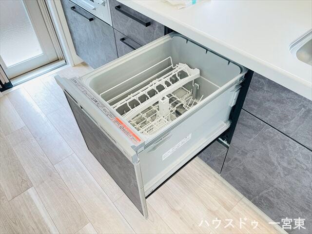 【食器洗浄乾燥機】忙しい毎日にゆとりを生む食器洗浄乾燥機。手洗いの時間を減らして、家族との時間をしっかり確保できます。