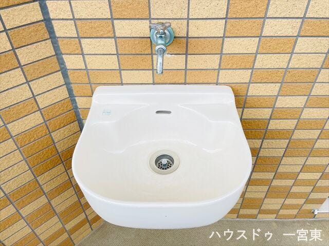 【スロップシンク】汚れた靴や雑巾、モップなどを洗うのに便利です。 ペットのシャンプーや、お散歩から帰ったペットの足を洗うのにも役立ちます。