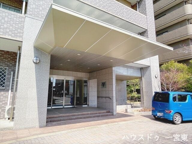 エントランスが自動ドアだと、手に荷物を持っているとき、車椅子やベビーカーを押しながらでもスムーズに出入りが出来ます。