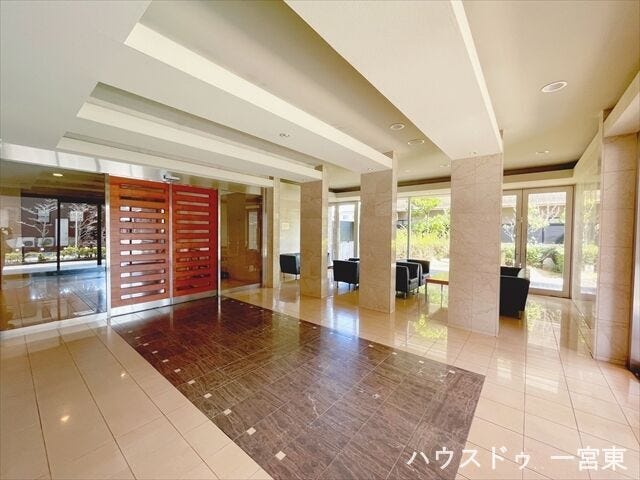 床に高級感を感じさせる敷石が施工されているのでマンション全体も豪華なイメージになりますね。