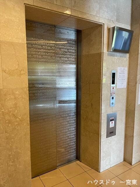 14階建てマンションのためエレベーターが設置されています。買い物後の荷物を運ぶ際にはとても助かります。