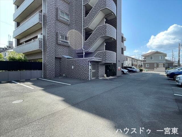 敷地内に駐車場がございます。空き状況はお気軽にお問い合わせください。