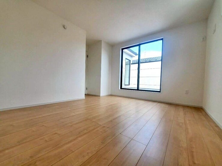 【Bedroom】明るく風通しの良い洋室。新築ならではの清潔感も魅力です。