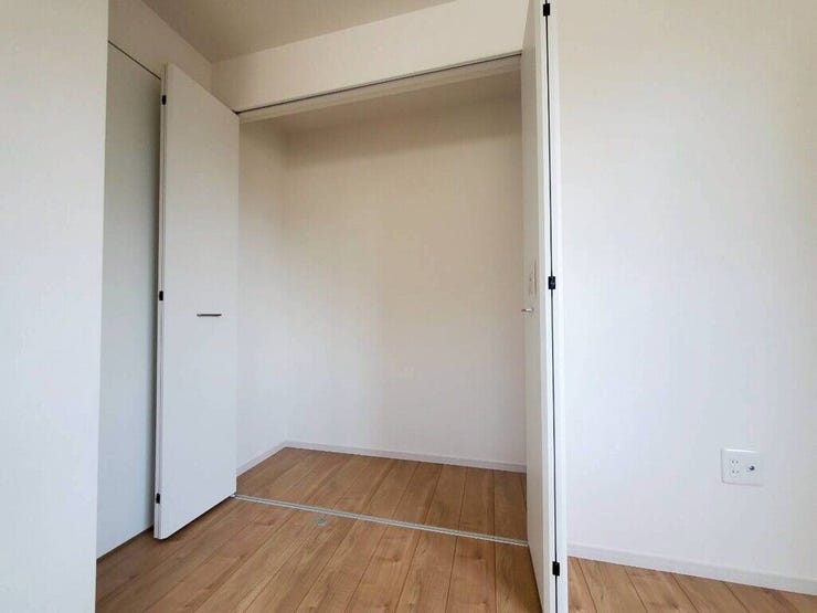 【Bedroom】クローゼット完備で収納力◎。家具の配置もしやすい機能的な洋室です。