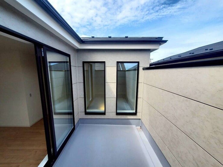 【Balcony】日当たりの良いバルコニーはお洗濯物がしっかり乾きやすく、毎日の家事にも重宝します。