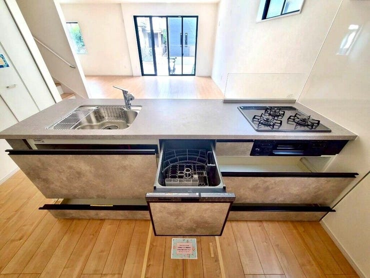 【kitchen】家事の時短に便利な食洗機付き。手洗い不要で毎日の負担を軽減します。