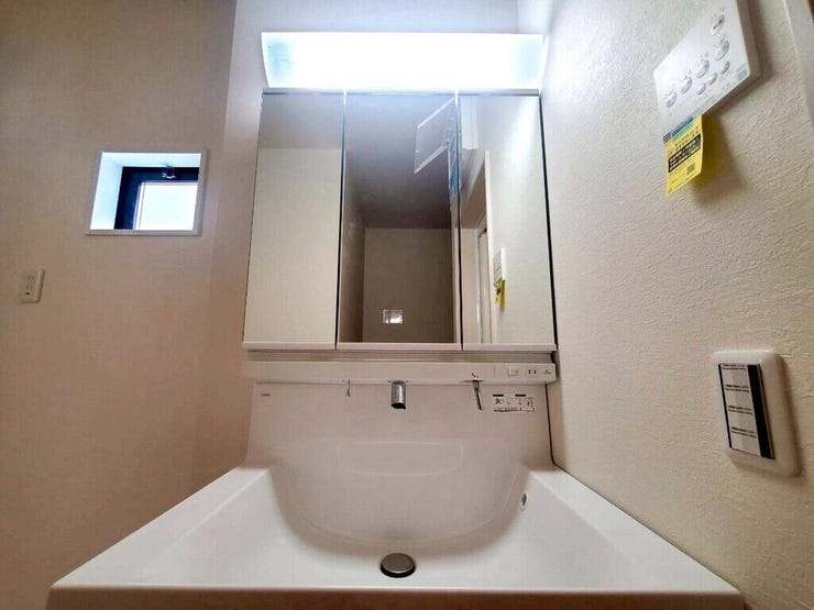 【Washroom】すっきりとしたデザインで、毎日の生活が快適に。収納も豊富な洗面所です。