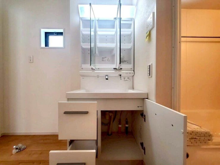 【Washroom】壁付け水栓でカウンターまわりが広々。洗面スペースがより快適になります。
