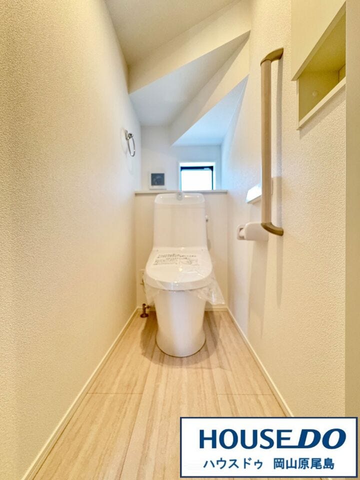 トイレは1階と2階に配置、清潔感のある温水洗浄便座です。