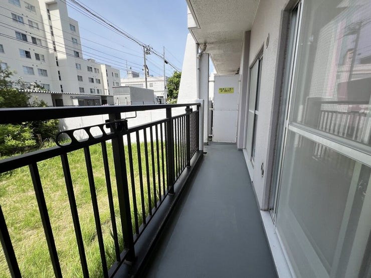 専用庭の緑を見渡せるバルコニー。心地よい青空が広がり日当たり良好。お洗濯はもちろん、ちょっとした気分転換にも最適な空間です。
