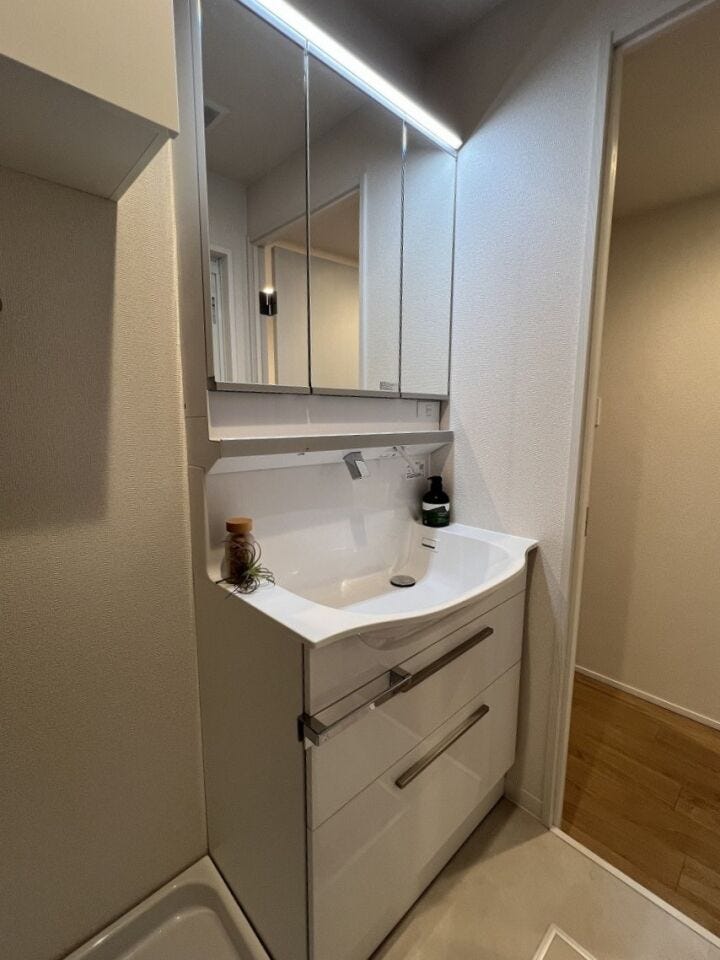 明るいLED照明付きの三面鏡を完備。引き出し収納に小物をすっきり整理でき、清潔感溢れる空間で毎日の身支度も快適です。
