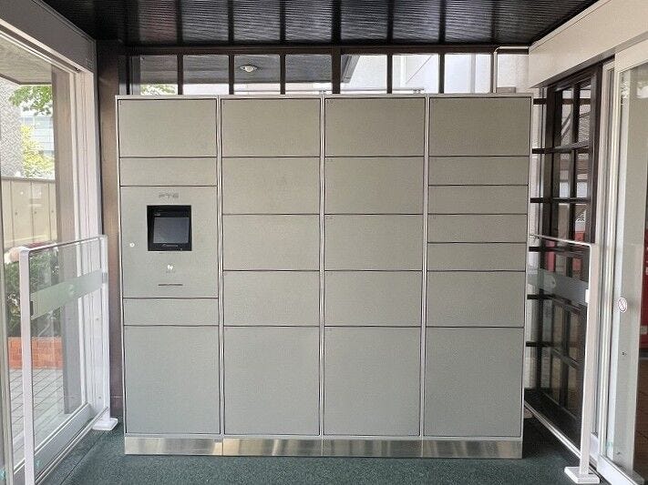 不在時でも荷物を受け取れる宅配ボックス完備!再配達の手間が省け、時間を気にせずネットショッピングを楽しめます。非対面で受け取れるため防犯面も安心です。