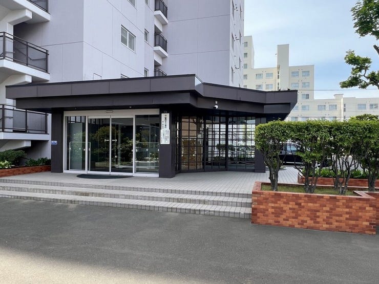 「マンションの顔」にふさわしい、清潔感と開放感溢れるエントランス。管理が行き届いた綺麗な空間が、住人やゲストを心地よく迎え、日々の暮らしに安心感を添えます。
