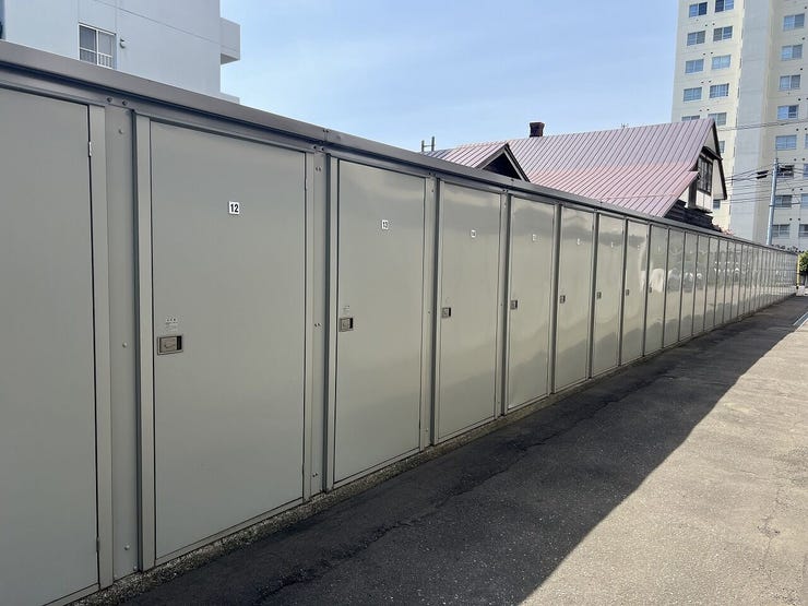 敷地内(屋外)に便利なトランクルーム完備!アウトドア用品や冬用タイヤなど、室内に持ち込みたくない荷物の保管に最適。車への積み込みもスムーズで大変便利です。
