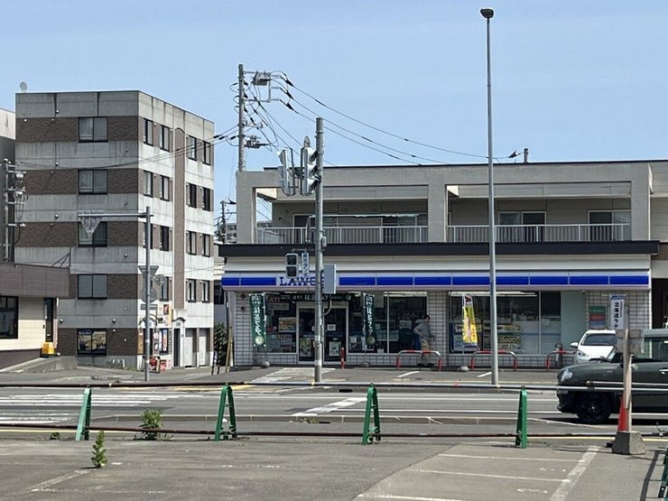 マンションの目の前にコンビニがあり、24時間いつでも買い物ができる利便性!買い忘れや深夜の用事にも対応でき、毎日の暮らしに安心と快適さを添えます。