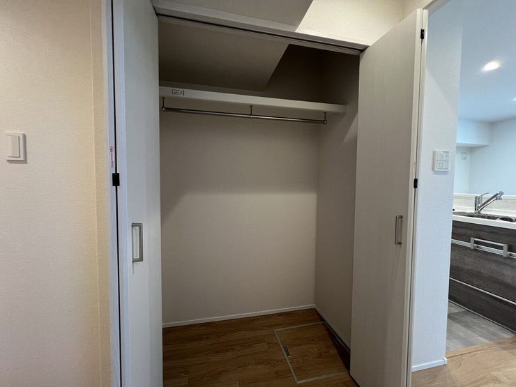 散らかりがちな日用品のストックや掃除用具などの生活感をすっきり隠せます。リビングに余計な物を置かず、常に綺麗な空間をキープ可能です。