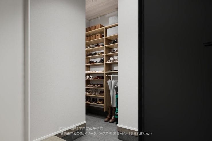 可動棚で高さを自由に調節可能。散らかりがちな玄関周りをスッキリ保ち、暮らしの利便性を高めます。