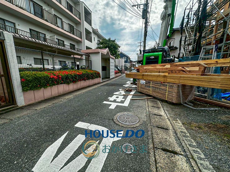 陽当たり良好な物件。平坦な地勢で、前面道路との高低差も少ないです。新しい生活を始めるのに最適な、開放感あふれる敷地です。