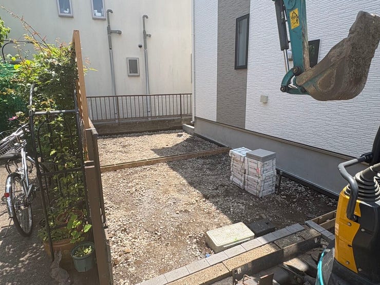 敷地内にしっかりと確保された駐車スペースです。建物横に広がるゆとりのある配置のため、車を停めた後も玄関までスムーズに移動でき、小さなお子様と一緒の買い物帰りでも落ち着いて荷物の積み下ろしが行えます。