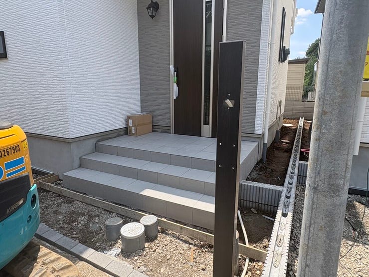 敷地内にしっかりと確保された駐車スペースです。建物横に広がるゆとりのある配置のため、車を停めた後も玄関までスムーズに移動でき、小さなお子様と一緒の買い物帰りでも落ち着いて荷物の積み下ろしが行えます。
