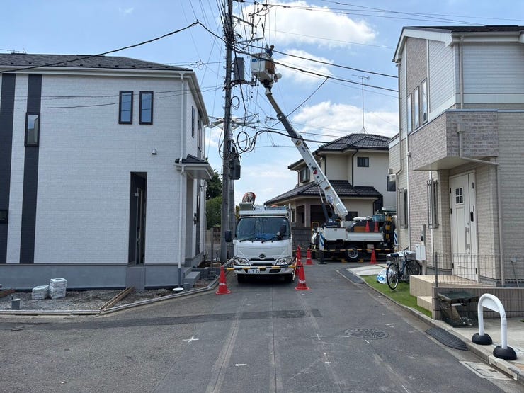 閑静な住宅街に位置する、車のすれ違いも可能な幅員のある道路です。角地に面しているため開放感があり、日々の通勤や買い物での出入りもゆったりとした気持ちで行える、住み心地のよい環境が広がっています。