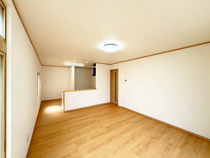 室内(2026年6月)撮影
◎現地案内予約受付中!◎
家族みんなが集まるリビングは、大きい窓から差し込む光で明るく照らします◎