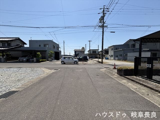 ≪西側南向き≫幅員約6mの前面道路です。車が余裕を持ってすれ違うことが出来る道幅です。