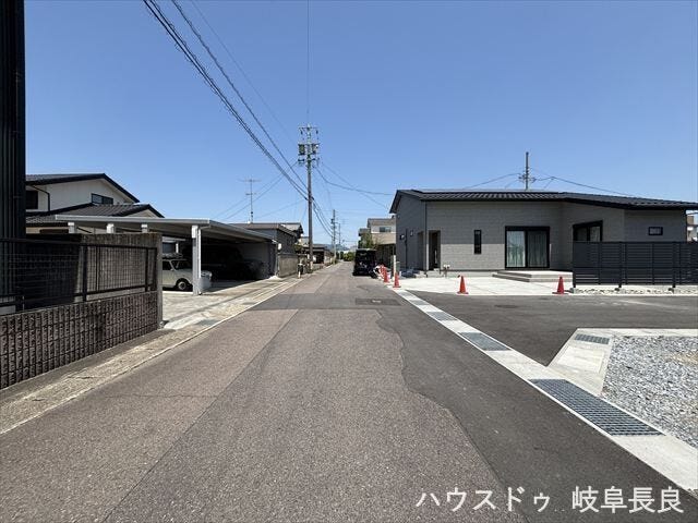≪西側北向き≫道路幅が広いので、向かいの住宅とも距離があるため日当たりも確保しやすいです。