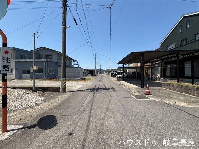 ≪南側西向き≫道路幅にゆとりがあるので、車種を選びません。