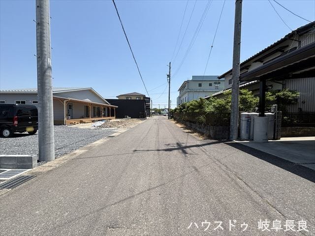 ≪南側東向き≫幅員約6mの前面道路です。車がすれ違うのに十分な道幅です。