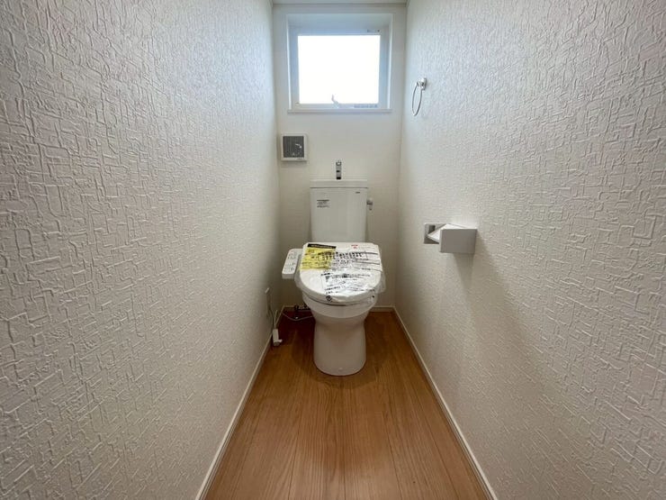 【温水洗浄器付きトイレ 】
温水洗浄器付きのトイレは、便座を暖かく保てるため、冬場でも座ったときにヒヤッとせず快適に使用できます!
ペーパーの使用量の削減にもなるため経済面でもメリットがあります♪