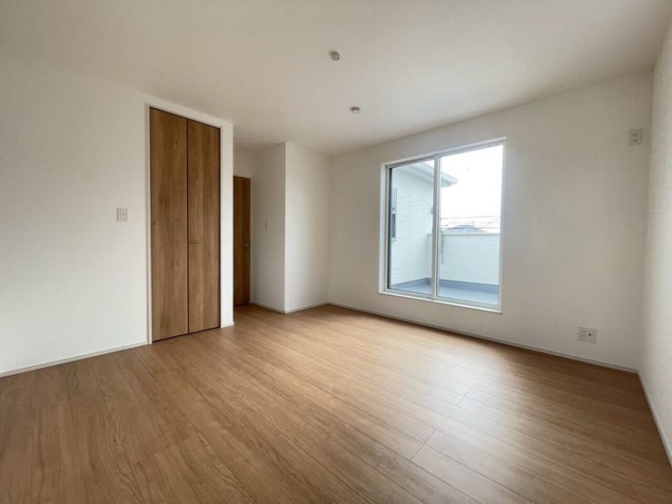 【洋室】
広々としたお部屋は家具の配置やインテリアデザインがしやすく、自分好みの居心地の良い空間を作れます♪
ソファやテレビ台を設置して家族や友人とくつろげるセカンドリビングスペースにもなります!