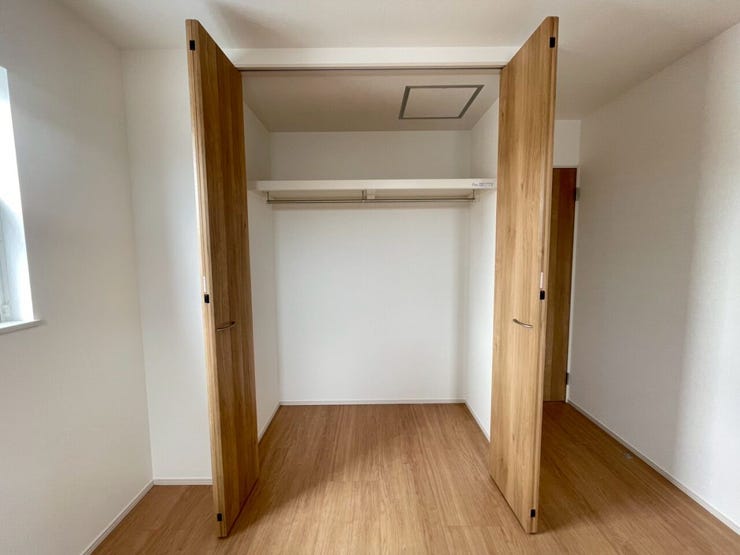 【収納】
扉付きのクローゼットは中身をしっかり隠せるため、生活感を抑えお部屋全体をすっきりと見せることができ、急な来客時にも安心です♪
さらに棚付きの収納があることで、細かな物も整理できます!