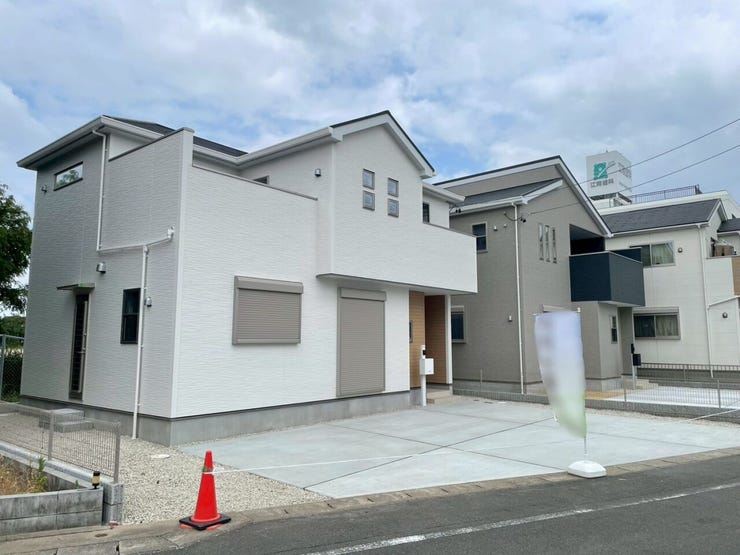 【江南市第1今市場町 2号棟】
白い外壁は光を反射し、広く明るく見せる効果があります♪
清潔感と開放感を演出し、爽やかで上品な印象を与えるデザイン!街並みに映える美しい佇まいが魅力の住まいです!