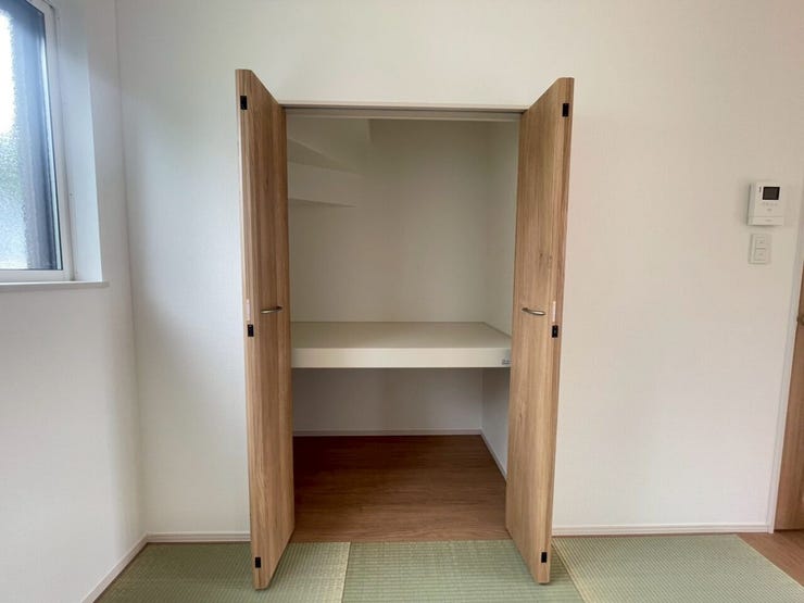 【収納】
奥行きと幅のある収納は、布団や季節物の衣類、大型の道具までしっかり収納できる頼もしいスペース♪
限られた空間を有効活用でき、家族の暮らしに合わせて自由に使える収納です!