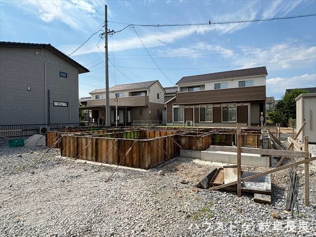 建築の土台となる基礎工事が進行中。完成が楽しみな新築住宅です。