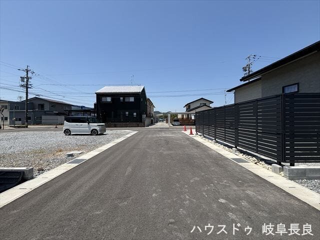 ≪南側西向き≫幅員約6mの前面道路です。道路幅にゆとりがあるので、車種を選びません。