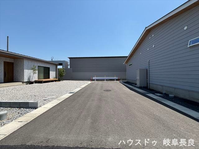 ≪南側東向き≫車がすれ違うのに十分な道幅です。車が2台と通行人も通れる幅となっています。