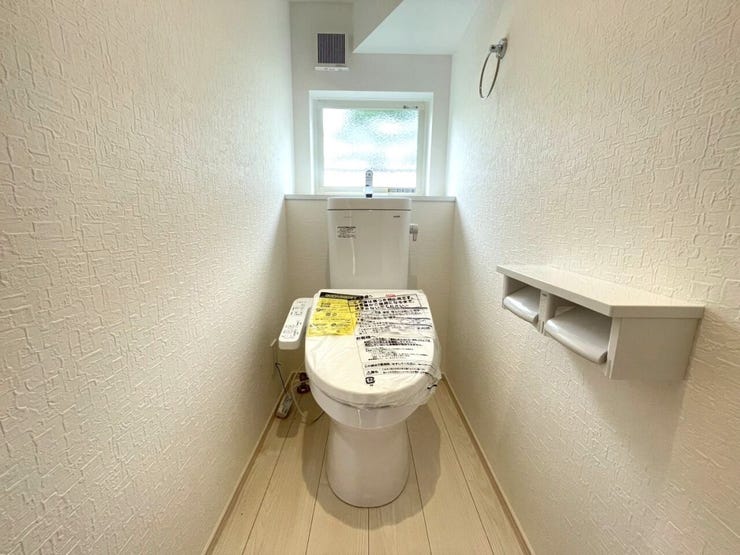 【温水洗浄器付きトイレ 】
温水洗浄器付きのトイレは、便座を暖かく保てるため、冬場でも座ったときにヒヤッとせず快適に使用できます!
ペーパーの使用量の削減にもなるため経済面でもメリットがあります♪