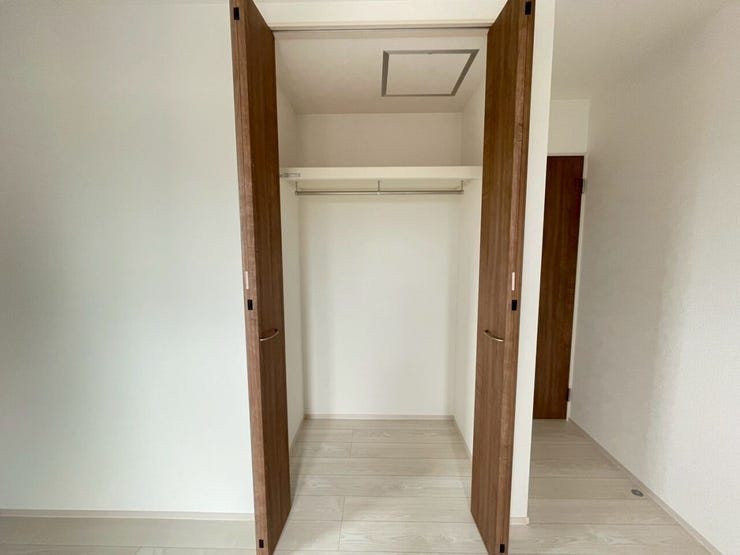【収納】
扉付きのクローゼットは中身をしっかり隠せるため、生活感を抑えお部屋全体をすっきりと見せることができ、急な来客時にも安心です♪
さらに棚付きの収納があることで、細かな物も整理できます!