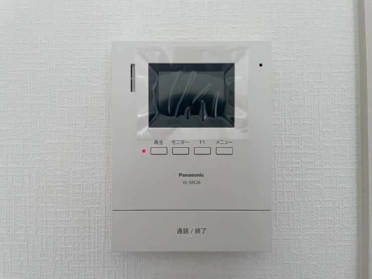 【モニター付きインターホン】
モニター付きインターホンなら、来訪者の顔を確認してから対応できて安心♪
セールス対策にも役立ち、毎日の暮らしに安全と快適さをプラスしてくれる設備です!
