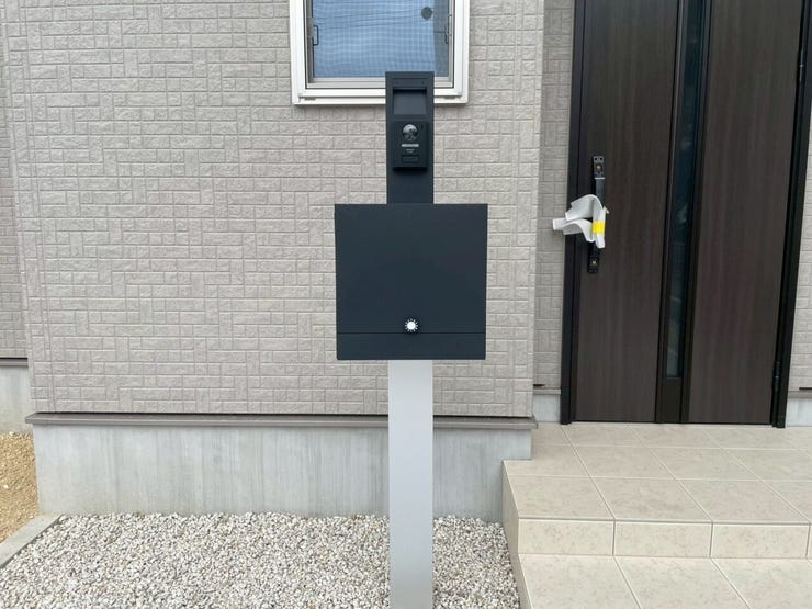 【郵便ポスト】
大切な郵便物をしっかり保管し、不正取得や紛失を防ぐ安心の郵便ポスト!
鍵付きタイプならセキュリティ性が高く、個人情報の保護にも役立ち、日々の受け取りを安全・スムーズにしてくれます!