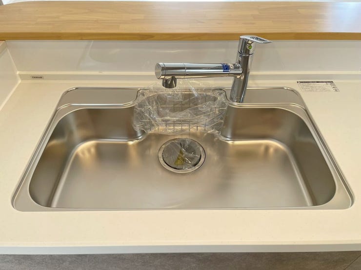 【浄水器付き水栓】
水道の蛇口に浄水機能が一体化されているため、ペットボトルの水を買わずに飲み水として使用することが出来ます!
水道水の不純物を除去し、安全で美味しい水を家庭で簡単に利用できます♪