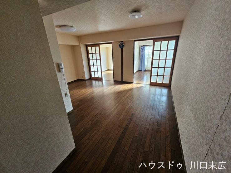 建具を開放することで空間の連続性を活かし、ライフスタイルに合わせた自在なレイアウトが可能な居住空間です。木目調のフローリングが落ち着いた雰囲気を演出します。